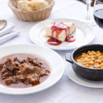Menú del día en Santander con platos caseros, carne guisada, garbanzos y tarta de queso